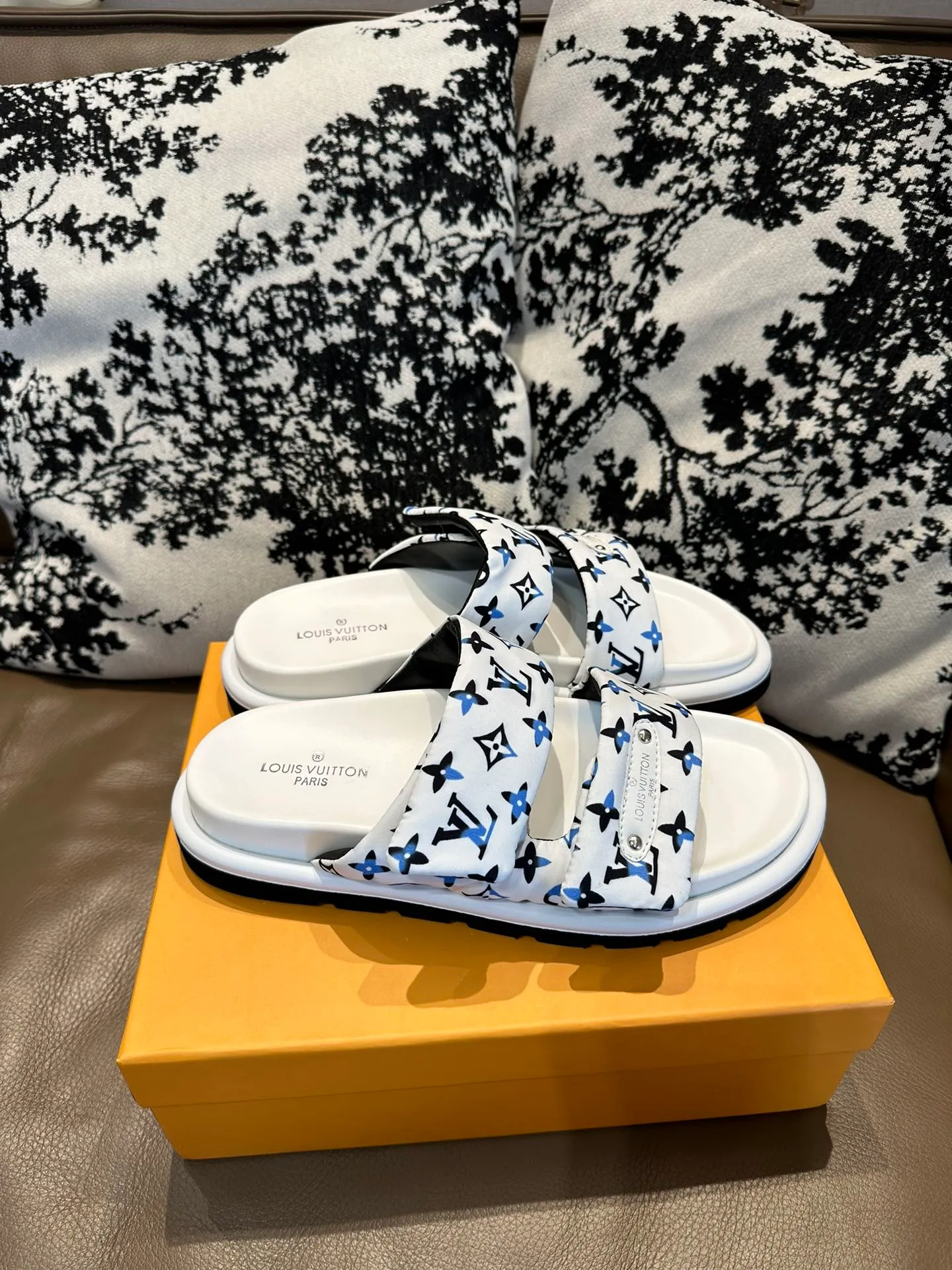 Men's shoes 💰360💰 LV. Slippers 🩴High silk fabric original PU water table rubber outsole, size 35-46